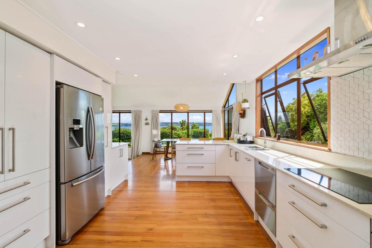 The Bird House: Stylish Rotorua Retreat with Lake Views Exterior photo