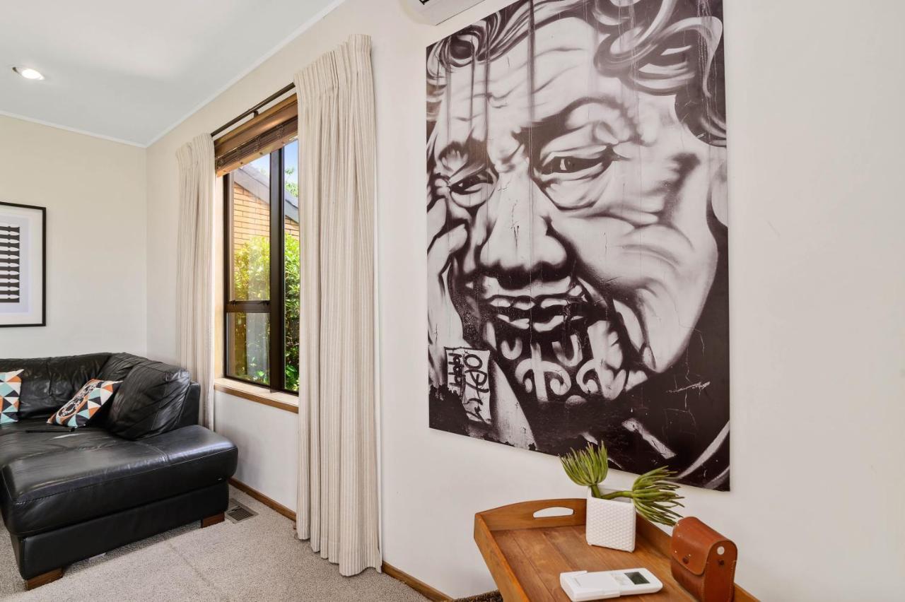 The Bird House: Stylish Rotorua Retreat with Lake Views Exterior photo