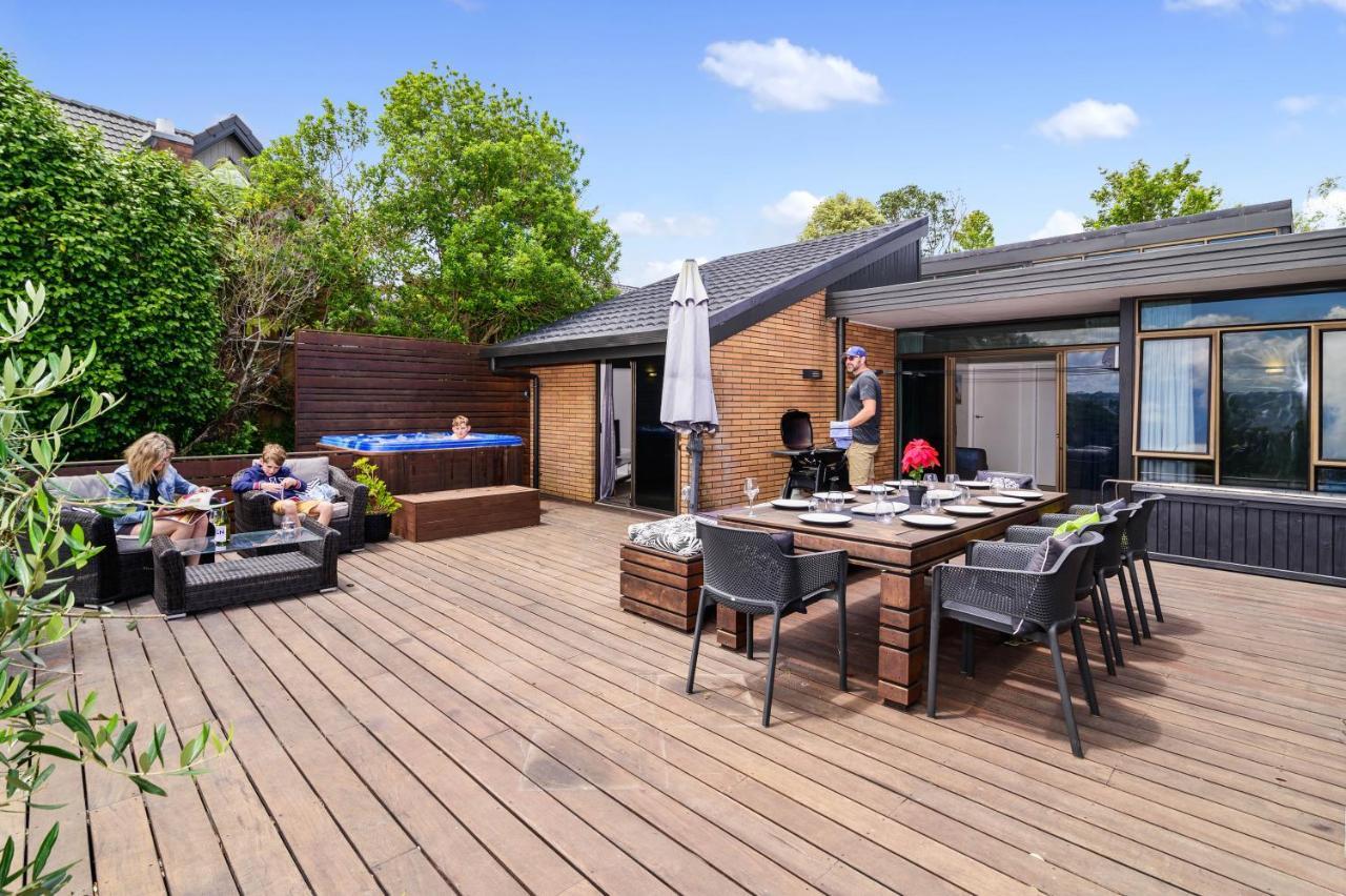 The Bird House: Stylish Rotorua Retreat with Lake Views Exterior photo