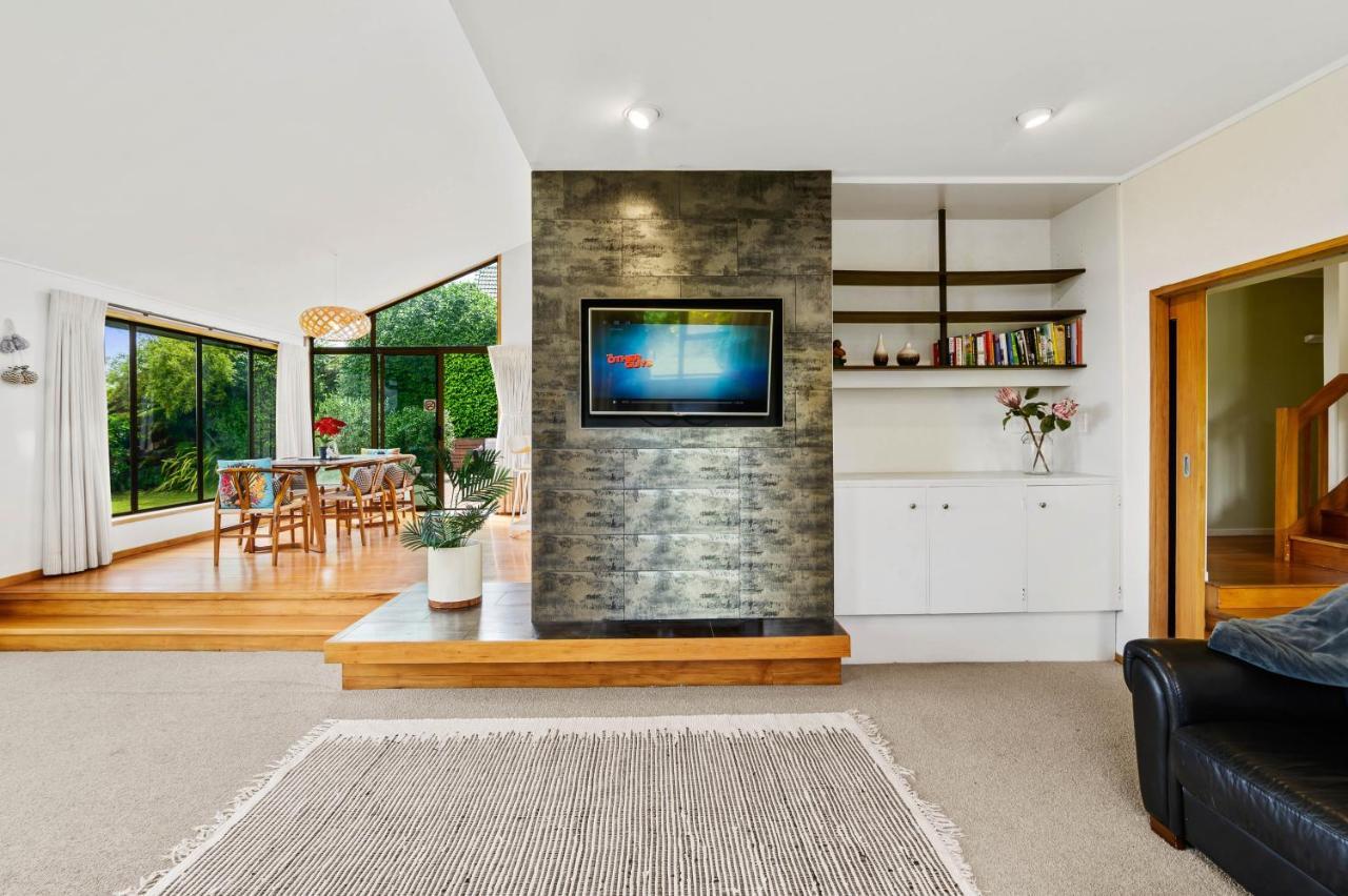 The Bird House: Stylish Rotorua Retreat with Lake Views Exterior photo
